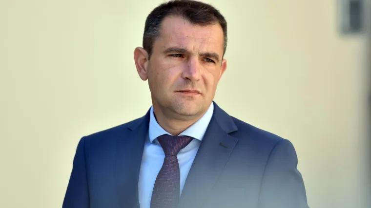 Lokalni moćnici sru&scaron;ili mu skup&scaron;tinu - već pregovara s drugima