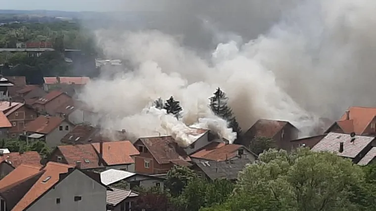 Gusti dim prekrio Dubravu: Gori kuća, na terenu je čak 21 vatrogasac i sedam vozila