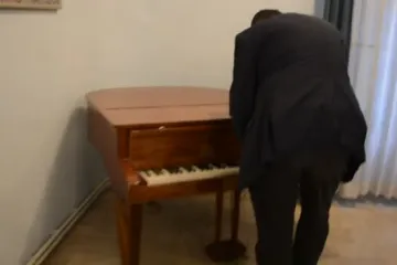 Predsjednik križevačkog HDZ-a i ravnatelj koprivničke bolnice zasvirao klavir