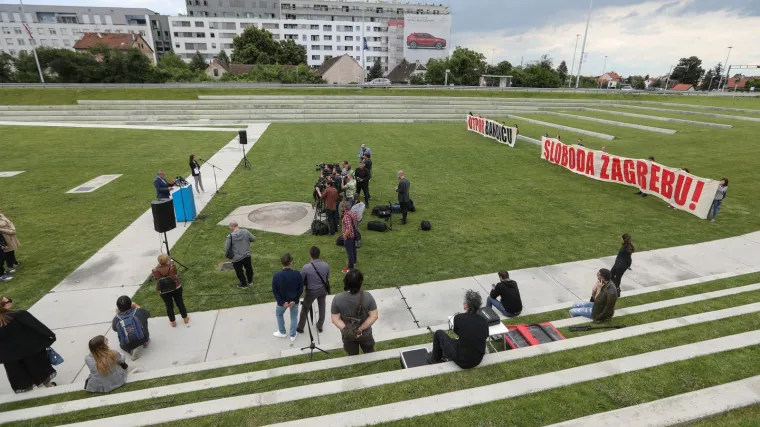 VIDEO Neviđene scene kod fontana! Izviždali gradonačelnika i poručili: 'Otpor Bandiću'