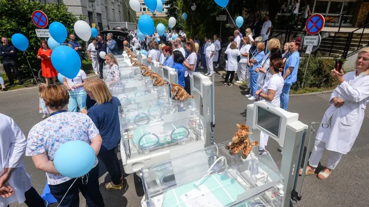 Veliko plavo srce: Bad Blue Boysi donijeli za Palčiće 7 inkubatora u bolnicu u Petrovoj!