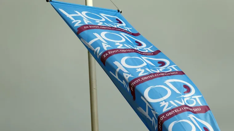 Skinute i ukradene zastave Hoda za život na dvije lokacije u Zagrebu!