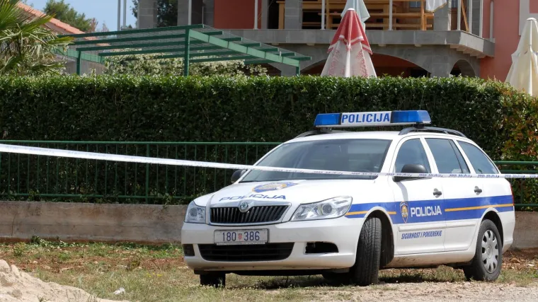 U dvori&scaron;tu obiteljske kuće automobil priklije&scaron;tio dijete u kolicima uza zid