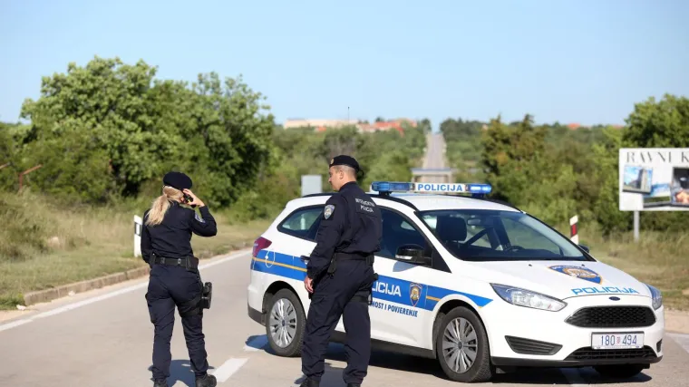 Mali&scaron;an prelazio cestu bez gledanja pa je auto naletio na njega; Sada je u bolnici