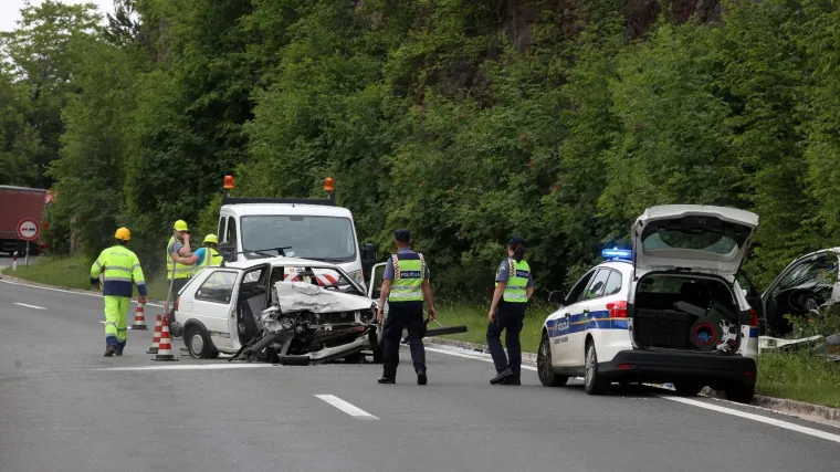 Vozač auta doživio epileptični napadaj? Frontalno se zabio u auto iz suprotnog smjera. Jedna osoba je poginula