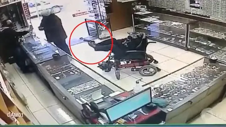 Nijemi razbojnik u invalidskim kolicima uletio u zlatarnu držeći pi&scaron;tolj - nogama!?