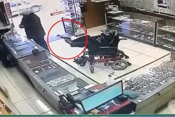Nijemi razbojnik u invalidskim kolicima uletio u zlatarnu držeći pištolj - nogama!?