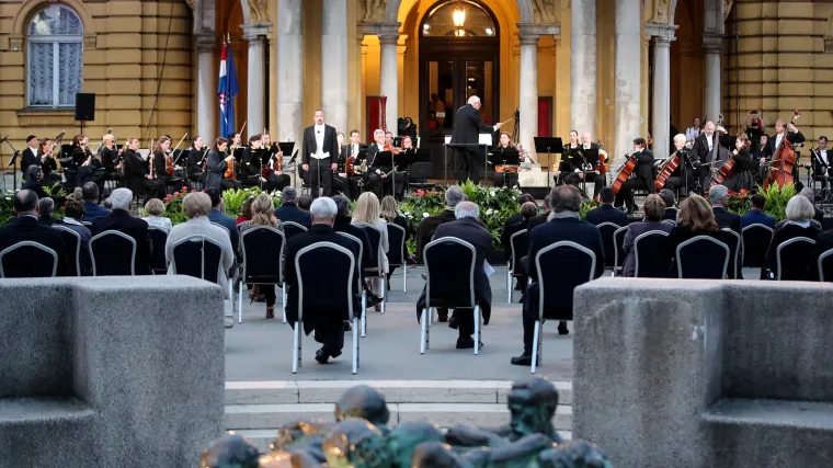 Milanović nije do&scaron;ao: Plenković, Jandroković i Bandić uživali na koncertu ispred HNK-a