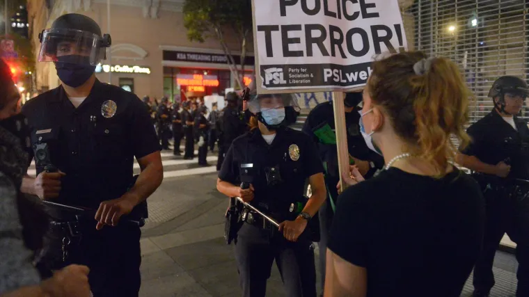 U nizu gradova produljen policijski sat, na ulice izlazi vojska, Trump se sklonio u podzemni bunker