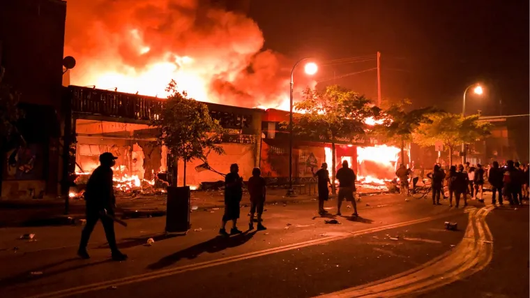 Upucana prva žrtva; masovni sukobi s policijom, na ulicama i vojska