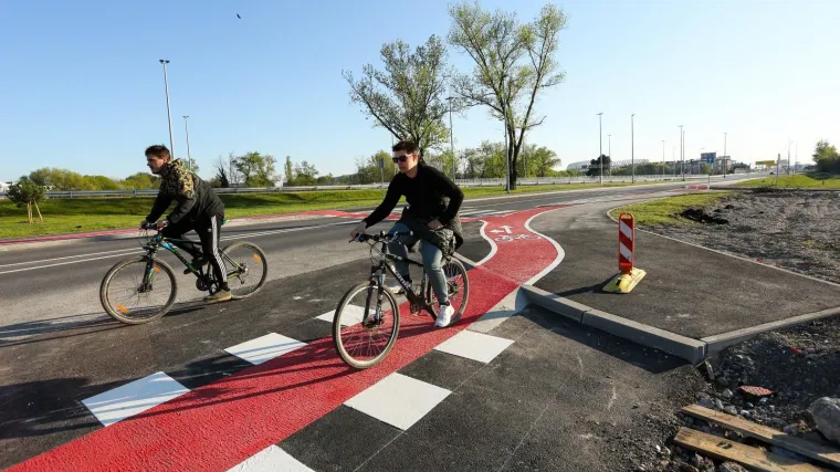Sudarili se romobilist i biciklist, nastojali se mimoići pa skrenuli u istu stranu