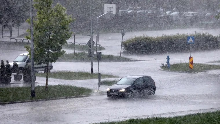 Sve se smračilo, palili se autoalarmi, padao led veličine lje&scaron;njaka...