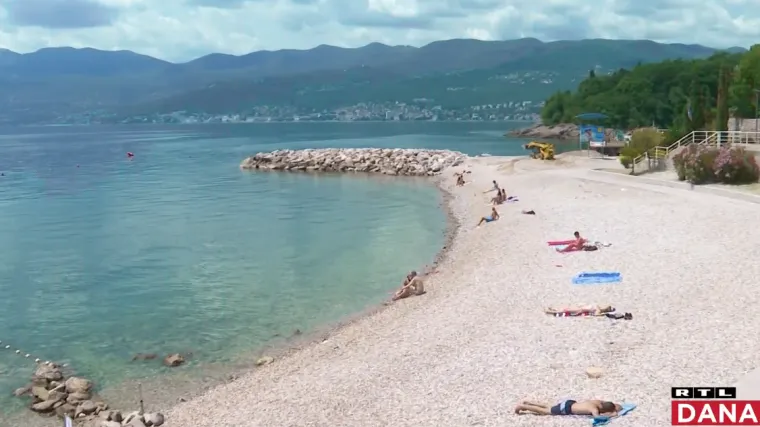 Dezinficijensi i upozorenja za kupače: Dronovi će nadgledati plaže, ali kazni za gužve nema!