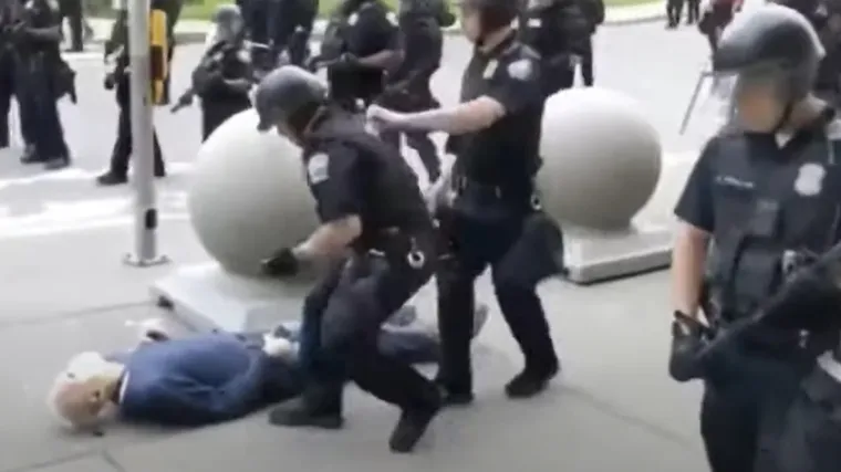 Snimka policijske brutalnosti &scaron;okirala svijet: Sru&scaron;ili su starijeg mu&scaron;karca i ostavili da leži u krvi!