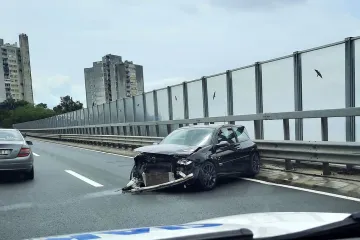 Zbog skliske ceste vozač izgubio kontrolu i udario u ogradu prometnice