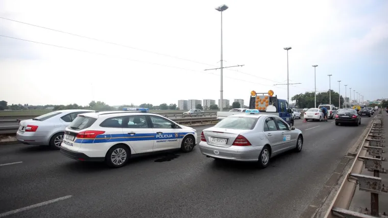 Kaos na Slavonskoj aveniji: Sudarili se kamion i tri automobila, jedna osoba ozlijeđena