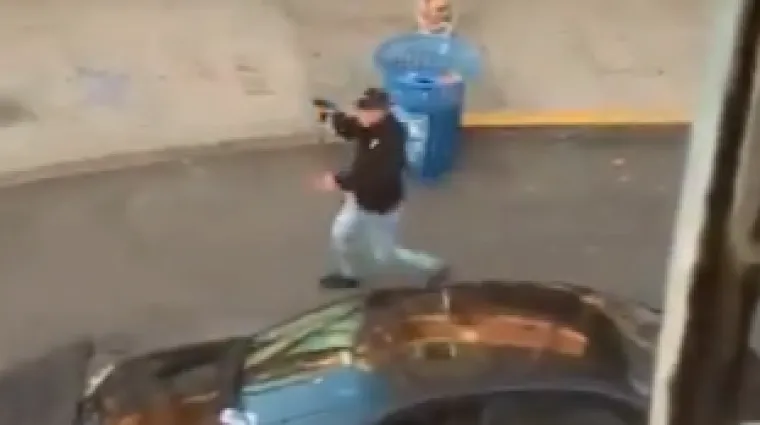 A onda je nastavio mahati pi&scaron;toljem