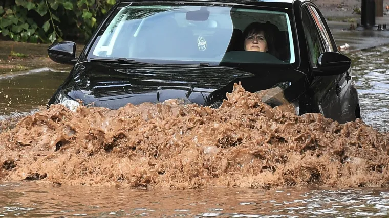 FOTO Ogromne količine ki&scaron;e potopile Beograd! Spa&scaron;avali ljude i iz tramvaja i automobila