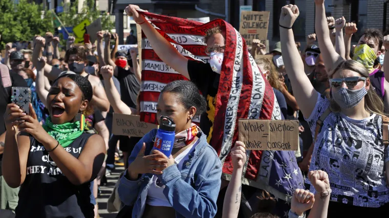 Tisuće ljudi odale počast Floydu: Na protestima se čuju zahtjevi za uskraćivanjem sredstava policiji