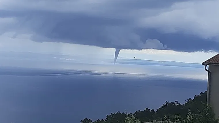 S Cresa prema Rijeci krenula ogromna pijavica; Tuča poharala Istru