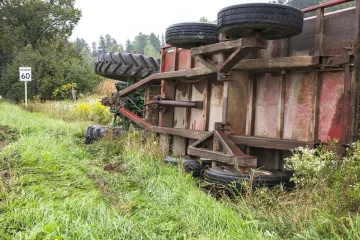 Prevrnuo se: 68-godišnji vozač ostao prignječen ispod traktora i preminuo na mjestu