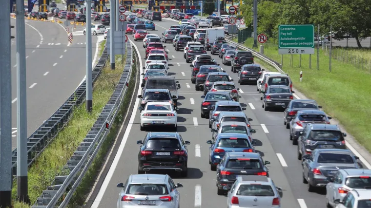 FOTO/VIDEO Svi na more! Hrvati mahom pojurili na produženi vikend na Jadran, ovolike su gužve