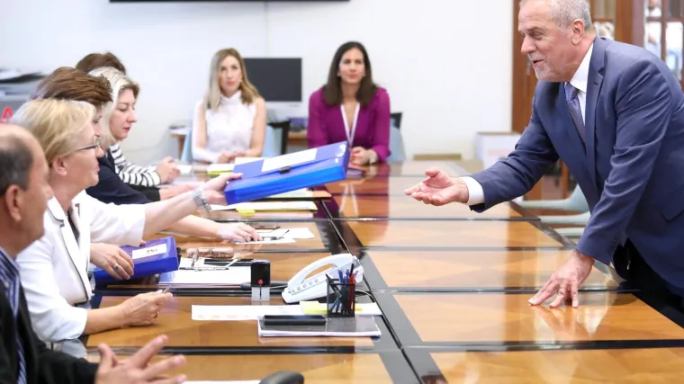 Bandić predao liste: 'Građane ne zanimaju prodavači magle i sijači iluzija koji ih žele podijeliti'