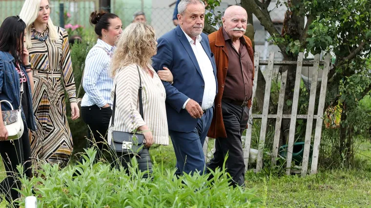 &Scaron;to mu se dogodilo? Milan Bandić je u Sesvetama teturao, suradnici ga morali pridržavati da ne padne