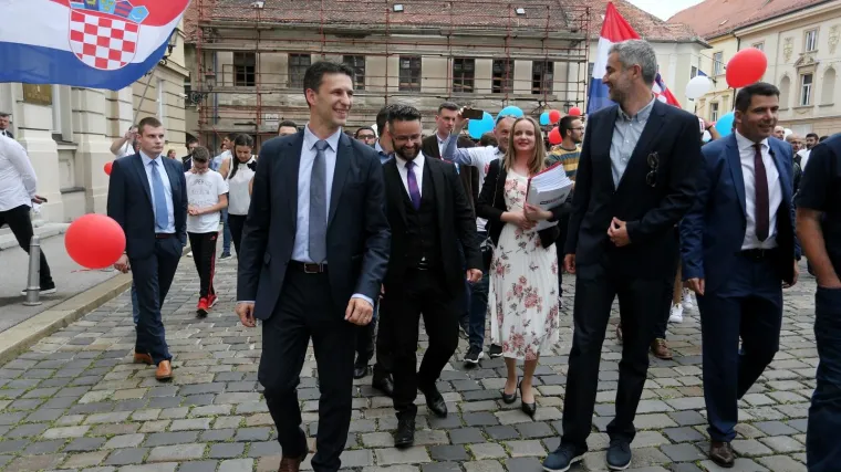 Uz pjesmu i &scaron;arene balone! Most predao liste: Ovo je početak nove i drukčije politike