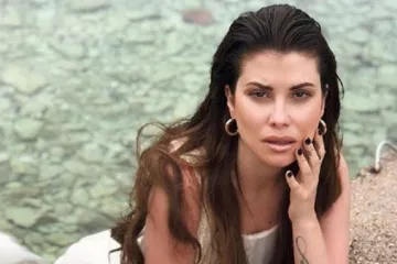 Prvo se skinula u seksi bikini, a zatim u moru napravila ludilo od fotografija