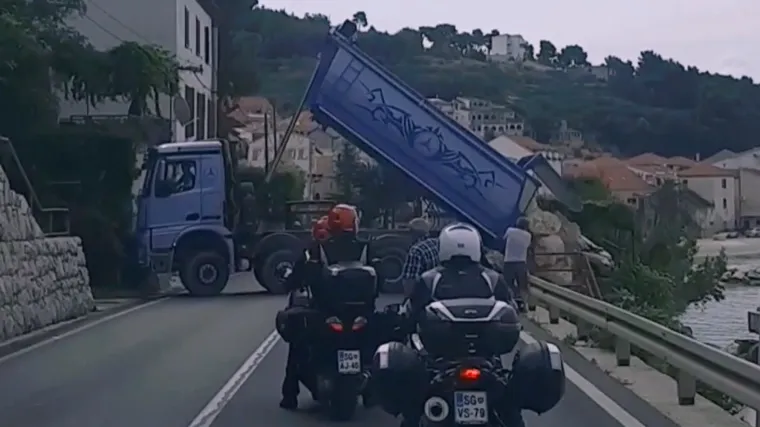 Nevjerojatno: Kamionom blokirao promet na magistrali pa kamene blokade istresao s ceste u more