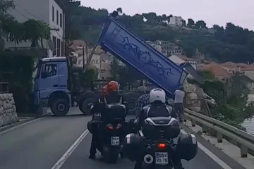 Nevjerojatno: Kamionom blokirao promet na magistrali pa kamene blokade istresao s ceste u more