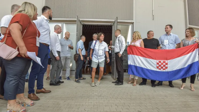 Gospođa s viklerima upala na skup desničara u Dugom Selu: I&scaron;čupala im kablove i vikala 'usta&scaron;e'