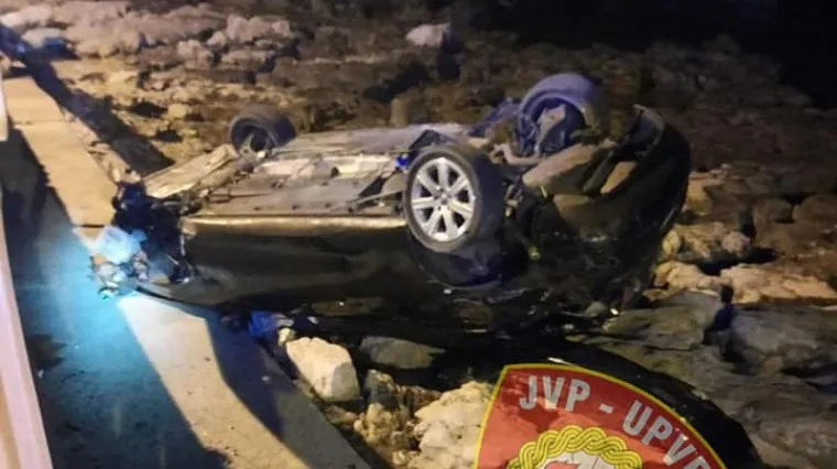 Jedan automobil je zavr&scaron;io na krovu. Potpuno je smrskan...