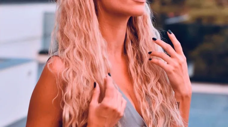 Pozirala u prozirnoj suknji na luksuznom bakinom imanju