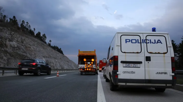 Kod Slunja se sudarili autobus, kombi i dva auta: Osmero ozlijeđenih, jedan vozač prevezen u bolnicu