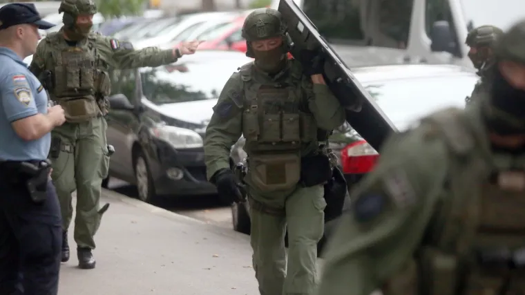 Drama u Sopotu: Mu&scaron;karac urla s balkona i prijeti nožem. Stigla i specijalna policija