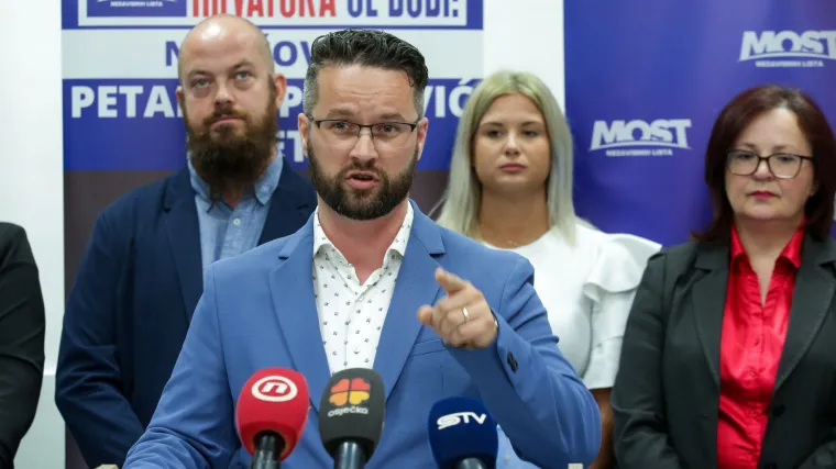 Most u Đakovu: 'Dvije najveće stranke znaju da je narodu dosta, to se vidi i u anketama'