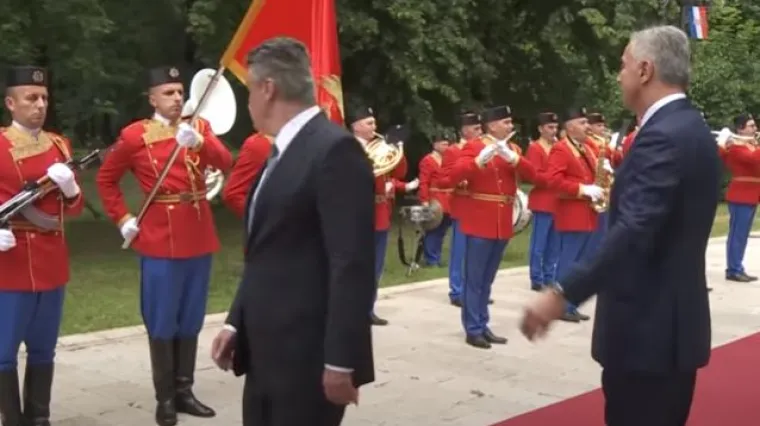 I on će imati gafove: Milanović "proma&scaron;io" zastavu Crne Gore, domaćin ga vraćao