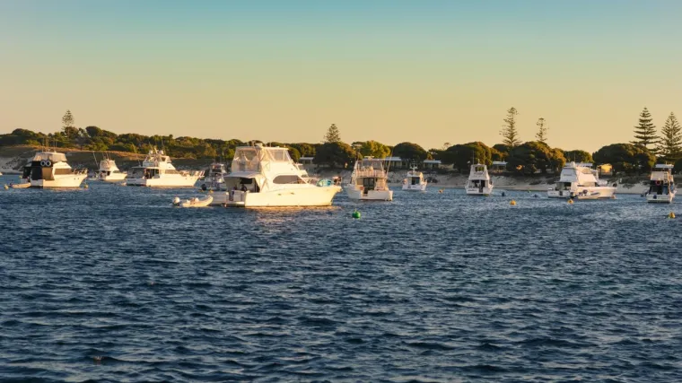Plivali su četiri sata kroz more poznato po morskim psima u očajničkom poku&scaron;aju da nađu pomoć za mrtve roditelje