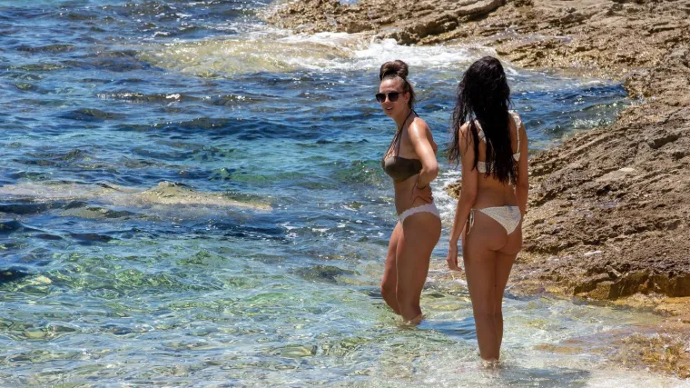 Ni stranci ni domaći turisti ne nose maske i rukavice, a ne paze ni na distancu...