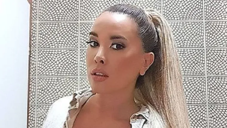 Osim ubojitog dekoltea, pozornost privuklo još nešto - 'Jesi ili nisi?'