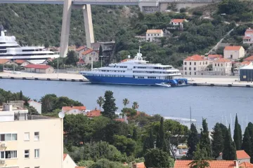 U grušku luku uplovila jahta američkog milijardera, a u zračnu luku sletio i njegov Boeing...
