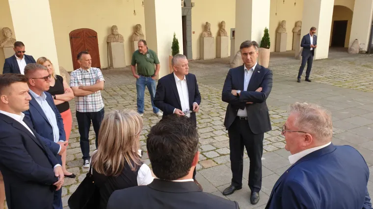 Plenković o samoizolaciji: 'Stvar je &scaron;to se mene tiče zatvorena, vidjeli ste o kakvom je kontaktu riječ'