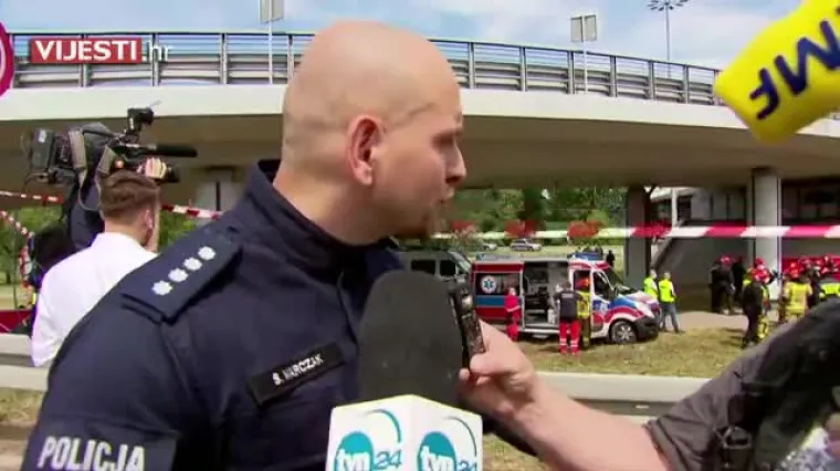 VIDEO: Autobus u Var&scaron;avi sletio s nadvožnjaka, jedna osoba poginula