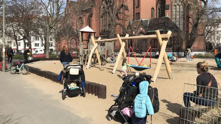 Zaustavio se pored djevojčice (5), pružio joj buket cvijeća i pozvao na stražnje sjedi&scaron;te kombija...