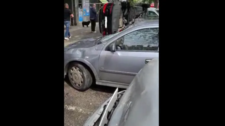 VIDEO Nevjerojatna nesreća kod Kvatrića: Vozačica Audija sletjela s kolnika, preletjela četiri automobila i zavr&scaron;ila na boku