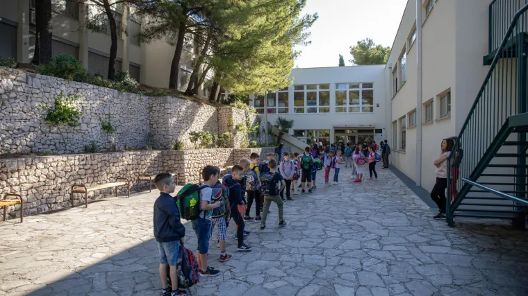 'Neovisno o koroni, dio vremena trebaju biti u učionici'