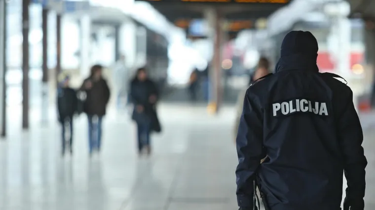 Otac i sin u&scaron;li u vlak, on odbio staviti masku. Policajci ga iznijeli iz vlaka i oborili na tlo