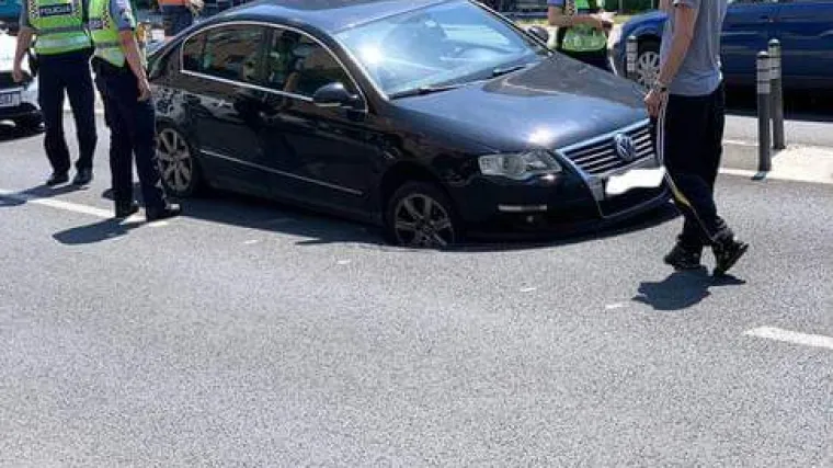 Kakav &scaron;ok za vozača! Autom propao u rupetinu nasred Vukovarske ulice u Zagrebu